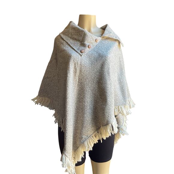 Mexican Wool Poncho with Wooden Buttons – Light Gray with Fringe / Poncho - Picture 6 of 11
